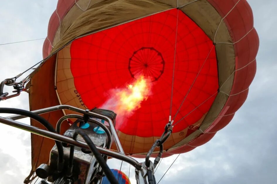 Что случилось в грузии на воздушном шаре. Загорелся воздушный шар. Воздушный шар русский. Шары на линиях электропередач. Воздушный шар с пассажирами.