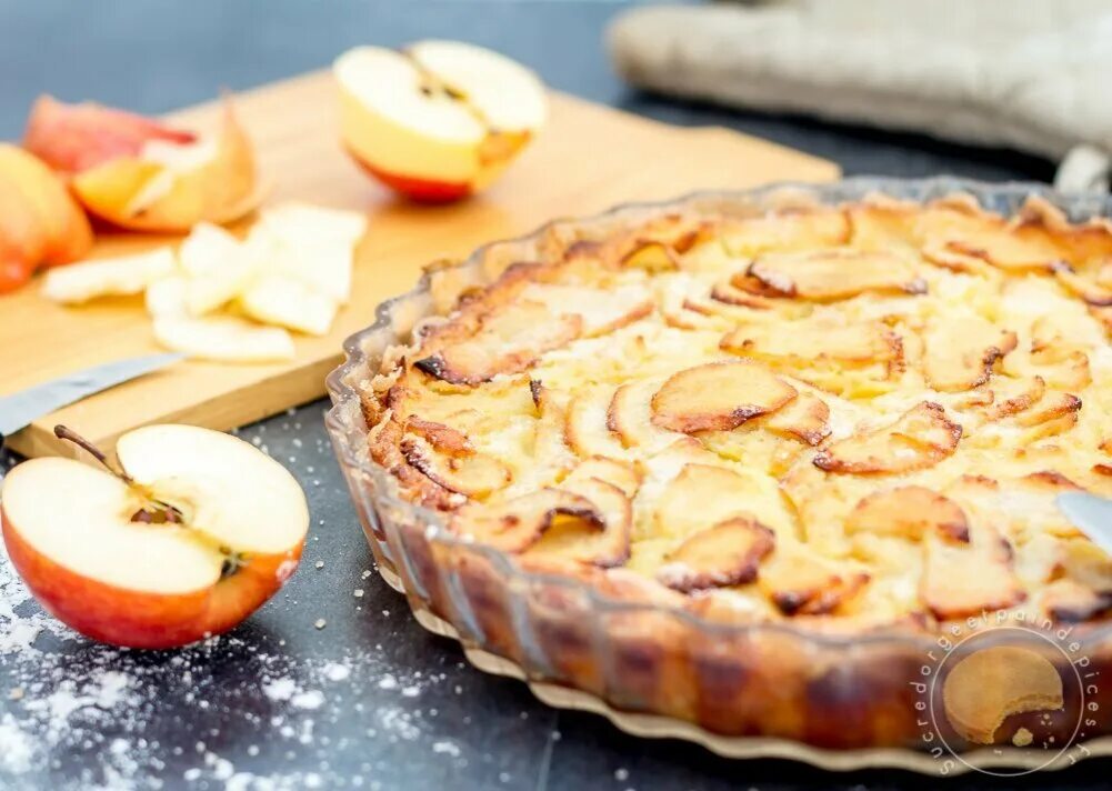 Сладкий пирог с яблоками. Яблочная Жизель пирог. Шарлотка с яблоками. Необычный яблочный пирог. Яблочный пирог без муки.