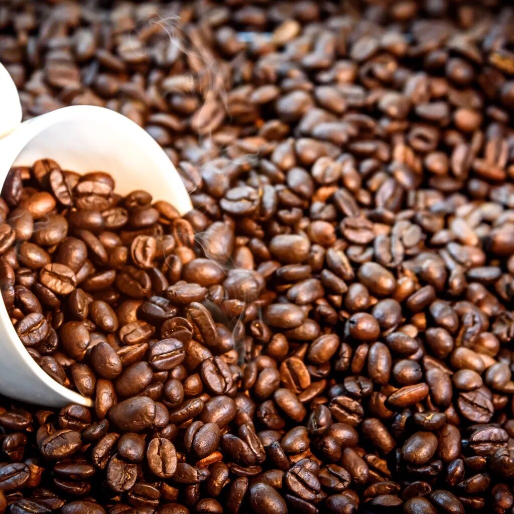 Кофейные зерна. Кофе в зернах. Чашка кофе с кофейными зернами. Кружка кофе с зернами.