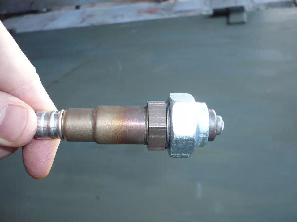 Фиксатор резьбы лямбда зонда. Обманка лямбда зонда сузуки sx4. Резьба кислородного датчика. Сорвал резьбу под датчик кислорода ваз 2110 8 клапанов. Обманка кислородного датчика уаз буханка.