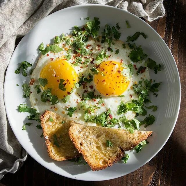 Eggs up. Яичница Sunny Side. Sunny Side up. Side up Eggs. Sunny up Egg.