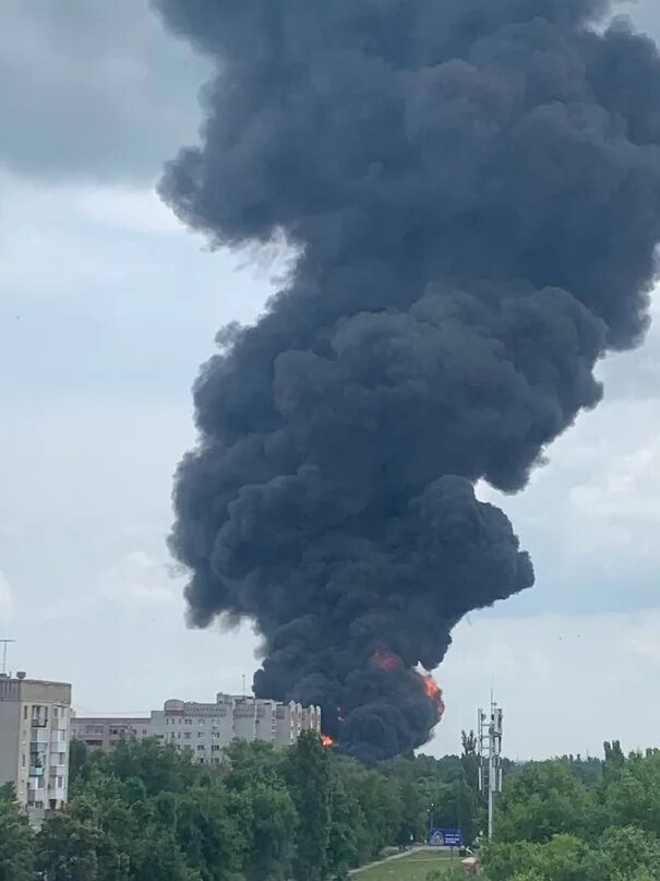 Горит нефтебаза в курском районе. Дым от пожара. горит воронежская. горит нефтебаза в воронеже. нефтебаза воронеж.