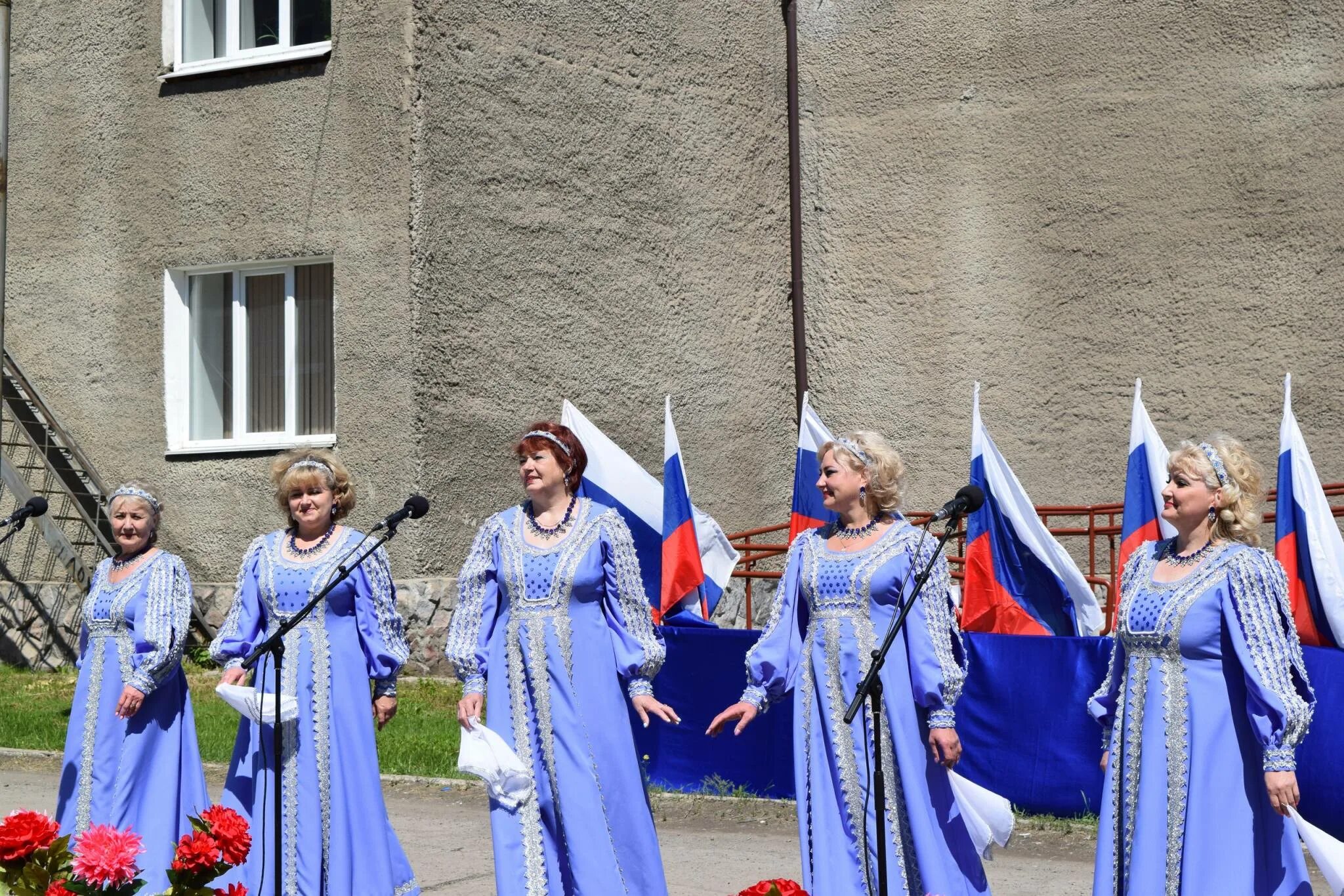 с праздником с днем россии. 12 июня.