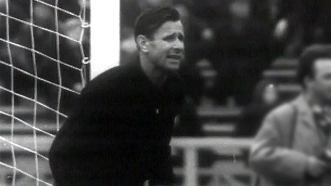 Лучший вратарь 20 века получивший. Лев яшин вратарь. лев яшин 1960. яшин вратарь моей мечты. лев яшин. вратарь моей мечты.