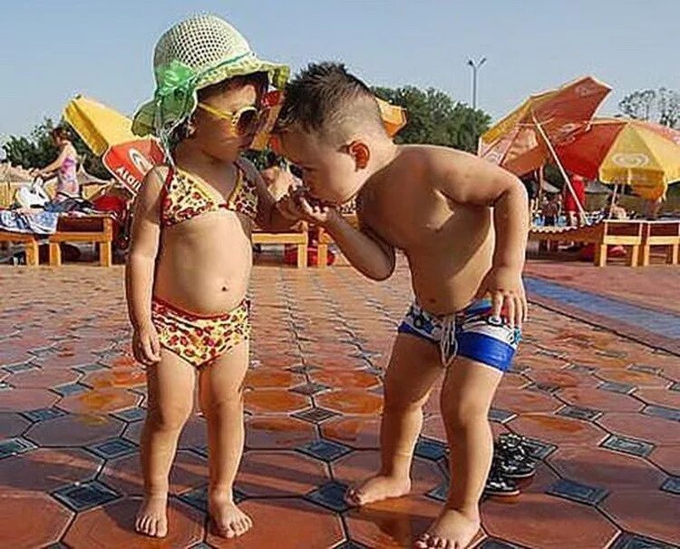 лежачий мальчишка. ребенок ябеда. ребенка обижают в школе. мальчик и девочка смешные. соупереживание удетей.