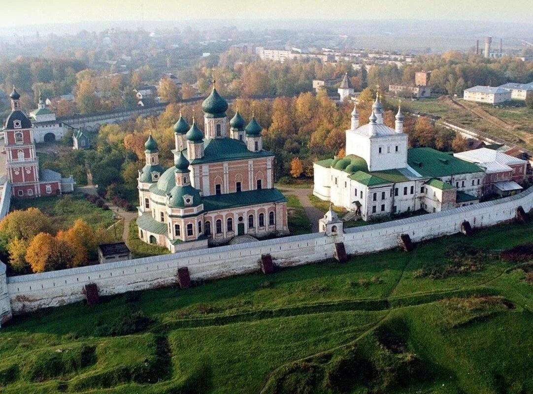 Золотое кольцо переславль-залесский горицкий монастырь. Достопримечательности переславля залесского земляной вал. Переславль-залесский спасо-преображенский памятник невскому. Переславский архитектурный музей-заповедник. Переславль залесский 12 век.