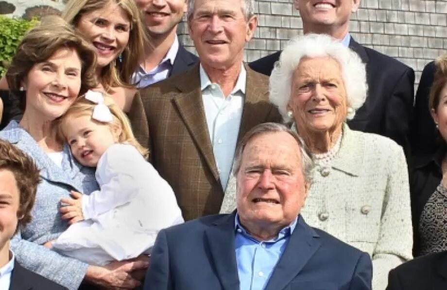 Джордж Буш семья. Джордж Буш старший с семьей. Джордж Уокер Буш с семьей. Джордж Буш младший с семьей.
