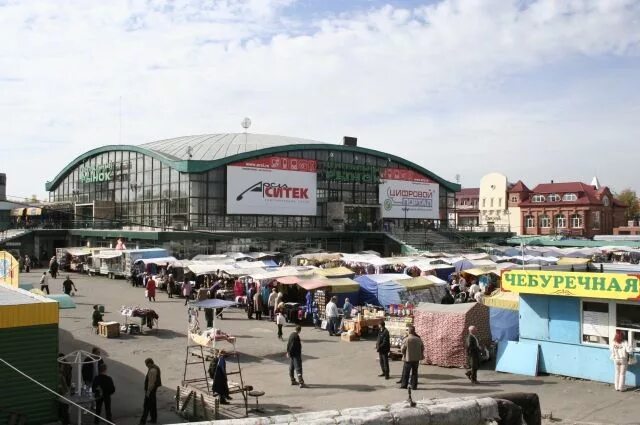 Тюмень центральный рынок 90е. Рынок старый базар барнаул. Старый базар барнаул старый. Рынок в порту. Старый базар рынок.