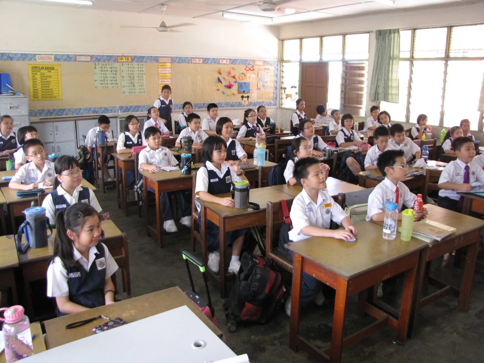 Начальная школа в Корее. Начальная школа в Южной Корее. Начальные классы в Южной Корее. Корейские школьники.