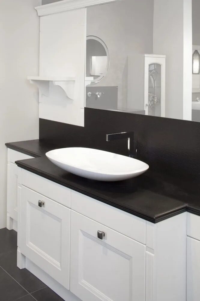 Современные столешницы для ванной. Quartzforms 465 spacco Black. Черная столешница в ванной. Раковина литая со столешницей в ванную. Черная столешница для раковины в ванную.