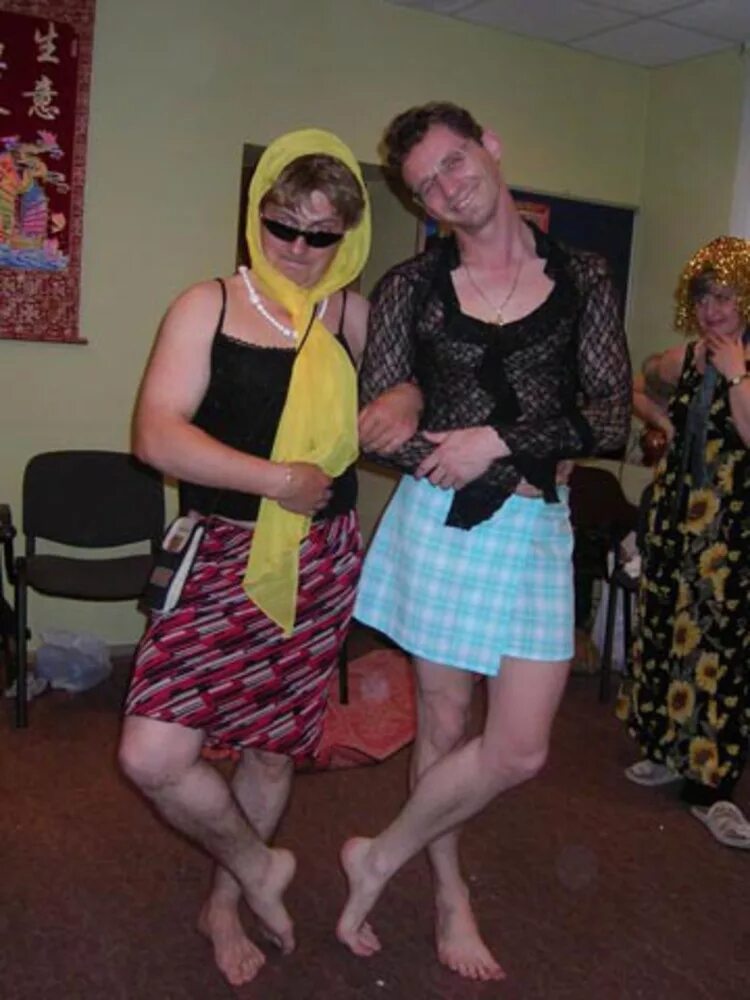 Мужчина переодетый в девочку. Переодевание мужчин в женскую одежду. Переодетый в женское платье. Мужчины переодетые в женское. Сайт мужчин переодевающиеся в женское.