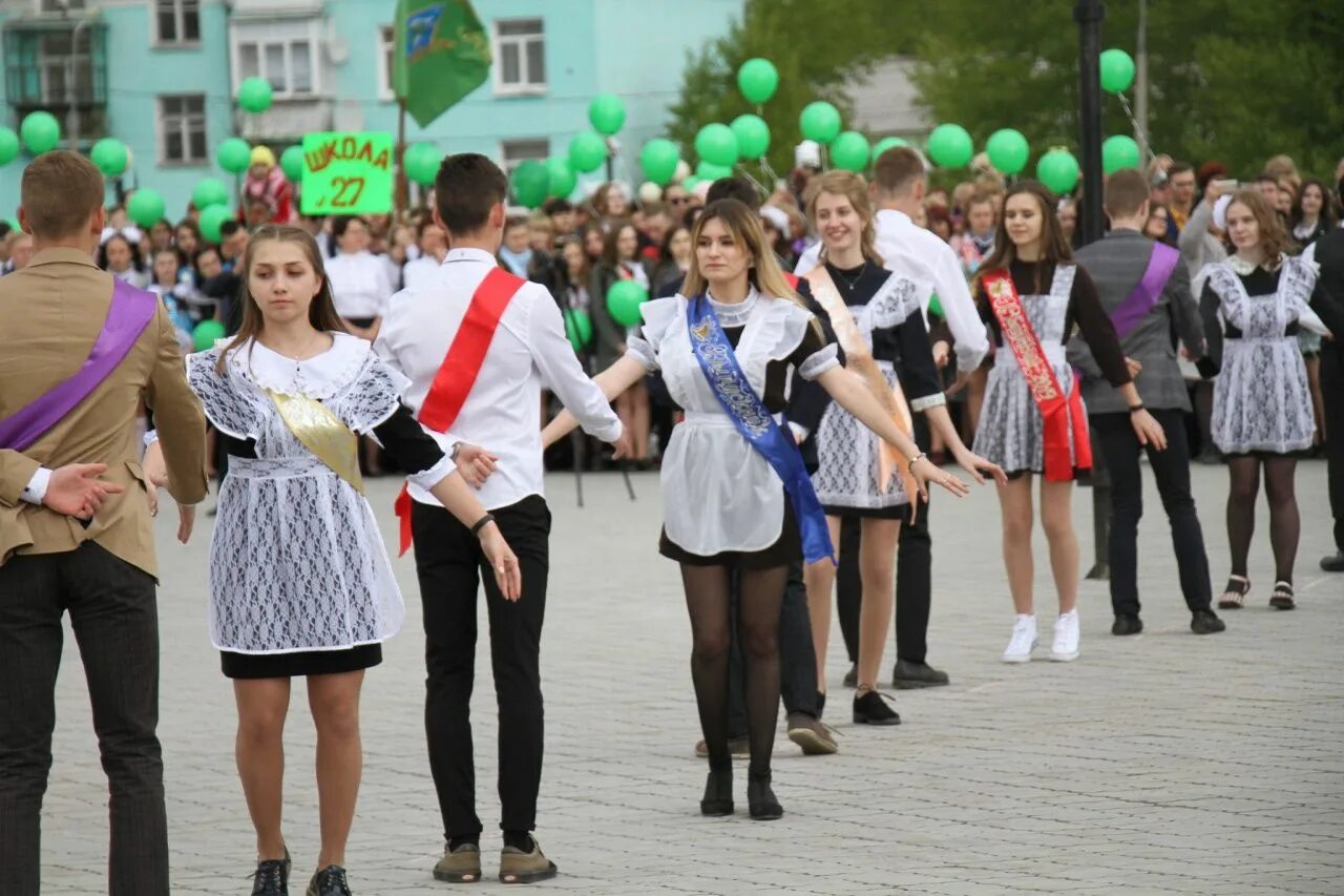 Выпускной в школе. Выпускники. Выпускники школы. С праздником последнего звонка. Выпускники школ видео