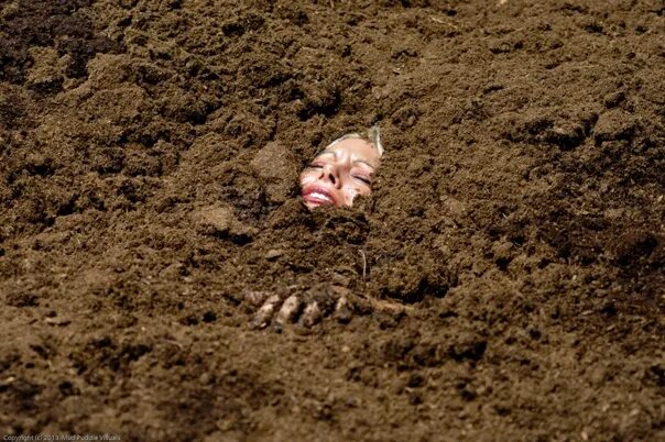 Girl in quicksand. Грязь, болото,зыбучий песок. Девочка в болоте Quicksand 2. Зацементированные закопанные девушки.