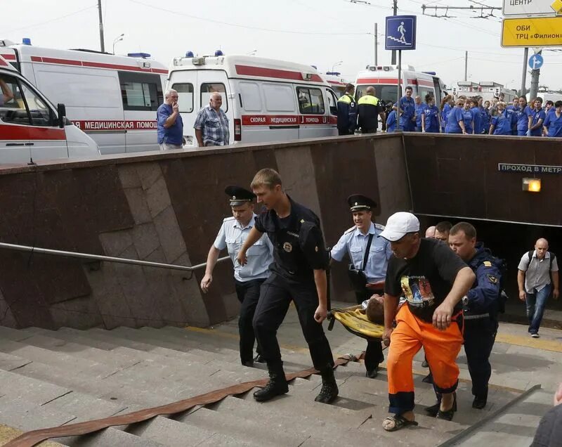 15 апреля 2011. Катастрофа в Московском метрополитене 2014. Авария в Московском метро 15 июля. Авария метро Славянский бульвар 2014. 15 Июля 2014 метро трагедия в Московском.