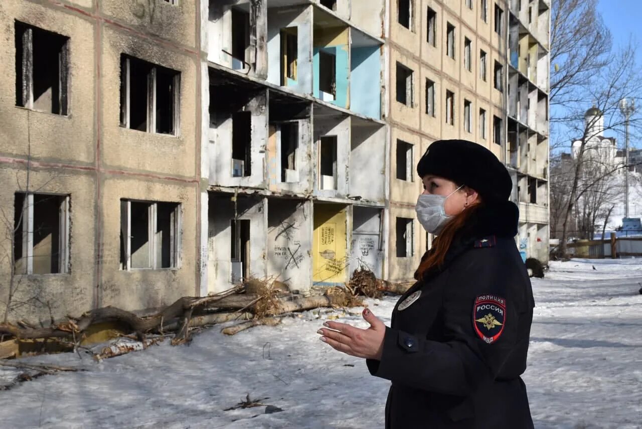 Бомжи на заброшках. Заброшенные здания в Саратове Ленинский район. Бездомные люди Саратов.