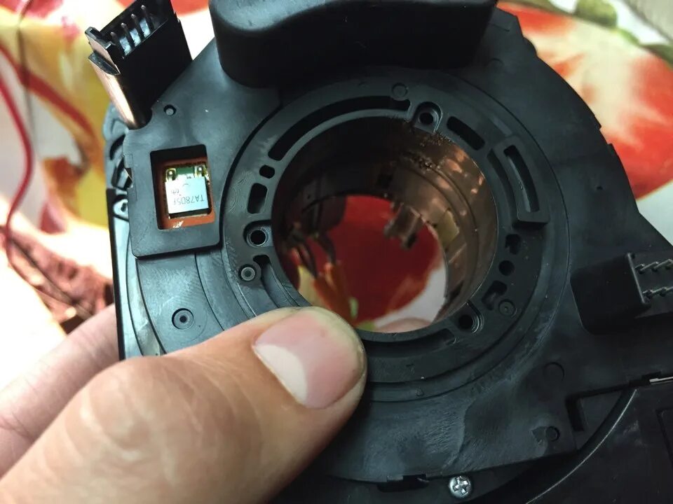 Датчик угла поворота вольво xc90. Toyota 69715-52010. Хс90 датчик угла поворота. Xc90 датчик руля. Датчик под рулевым колесом вольво хс90.