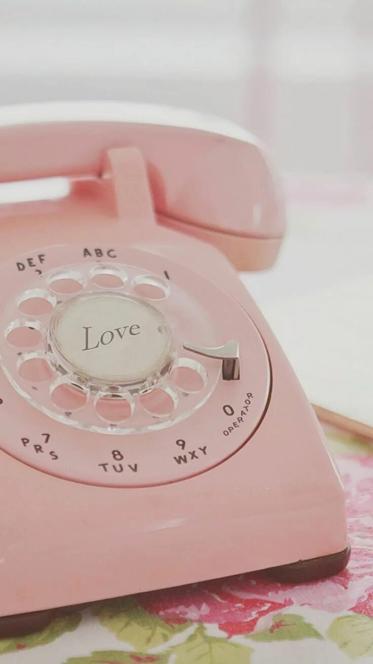 Розовый телефон фото. Розовый смартфон. Розовый телефон. Телефон проводной розовый. Домашний телефон розовый.