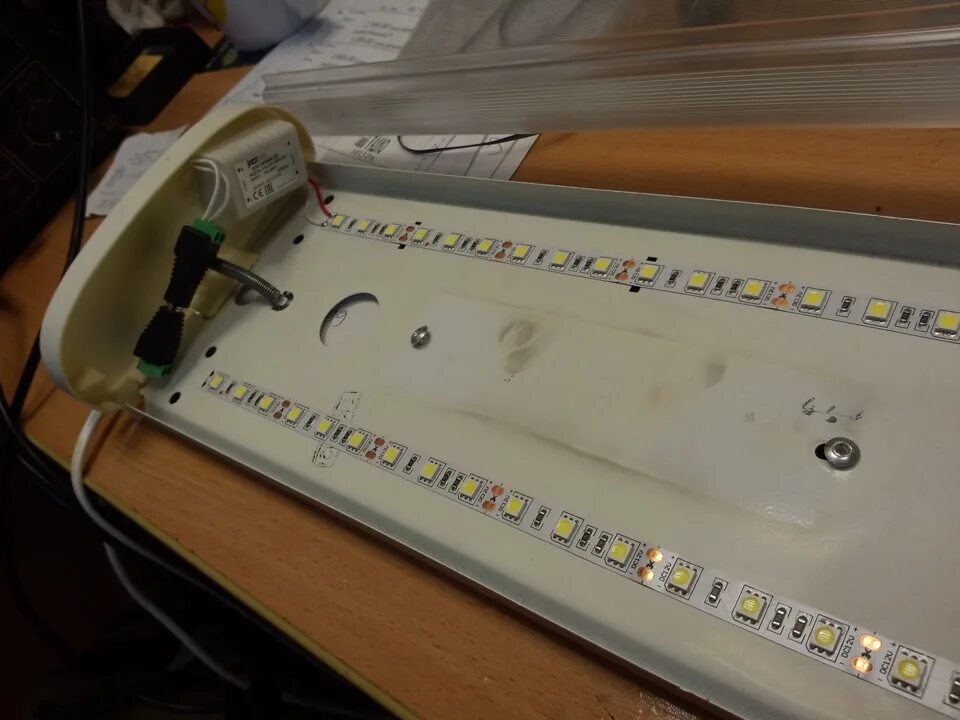 Схема переделки люминесцентных ламп на светодиодные. Схема подключения лампы дневного света светодиодной лампы. Схема подключения светодиодной лампы т8 вместо люминесцентных. Переделать светильник под светодиодные лампы. Переделка люминесцентного светильника под светодиодные лампы схема.