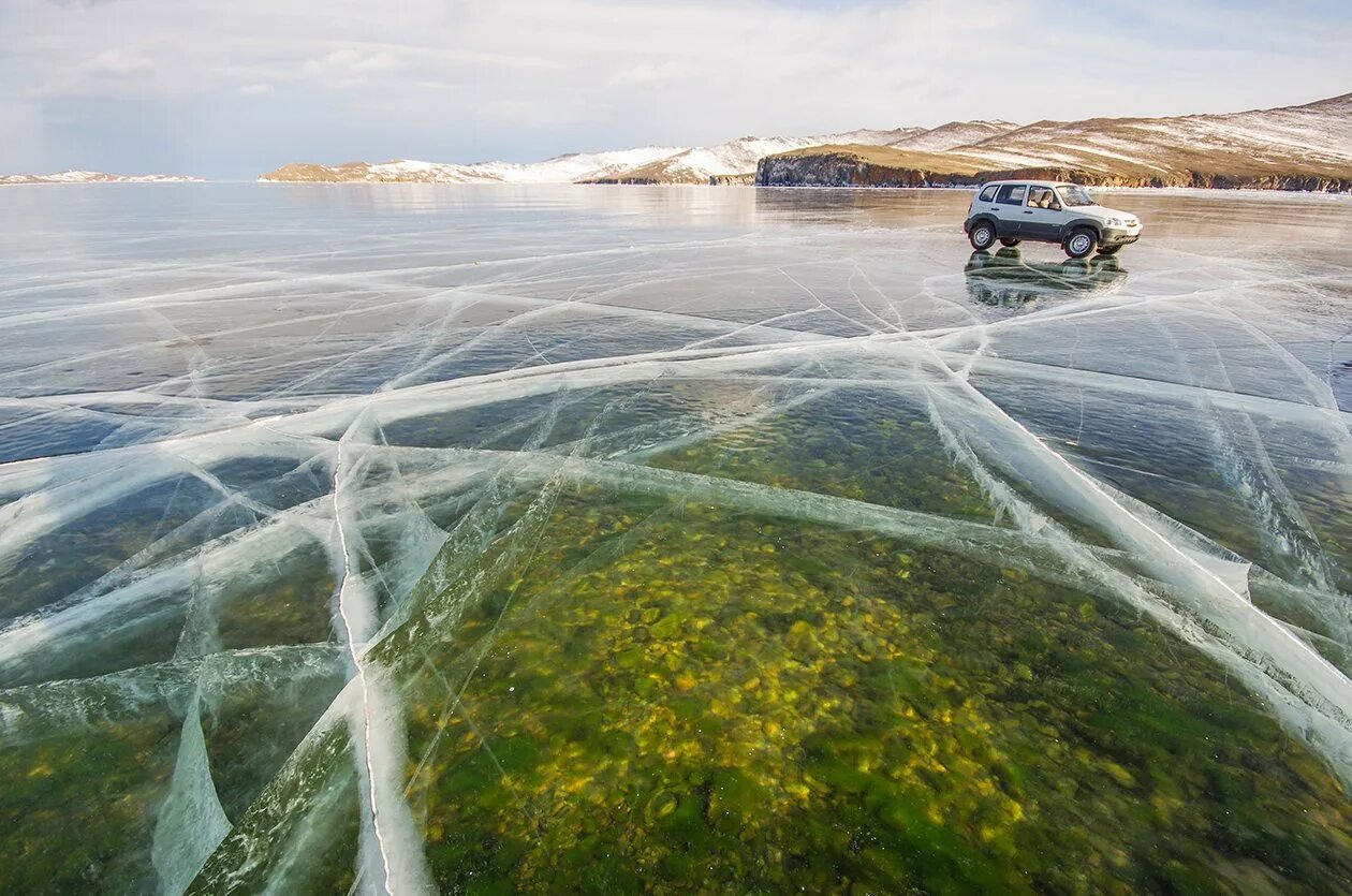 Насколько чистая. Лед Байкала. Озеро Байкал прозрачный лед. Прозразный лёд Байкала. Прозрачный лед Байкала.
