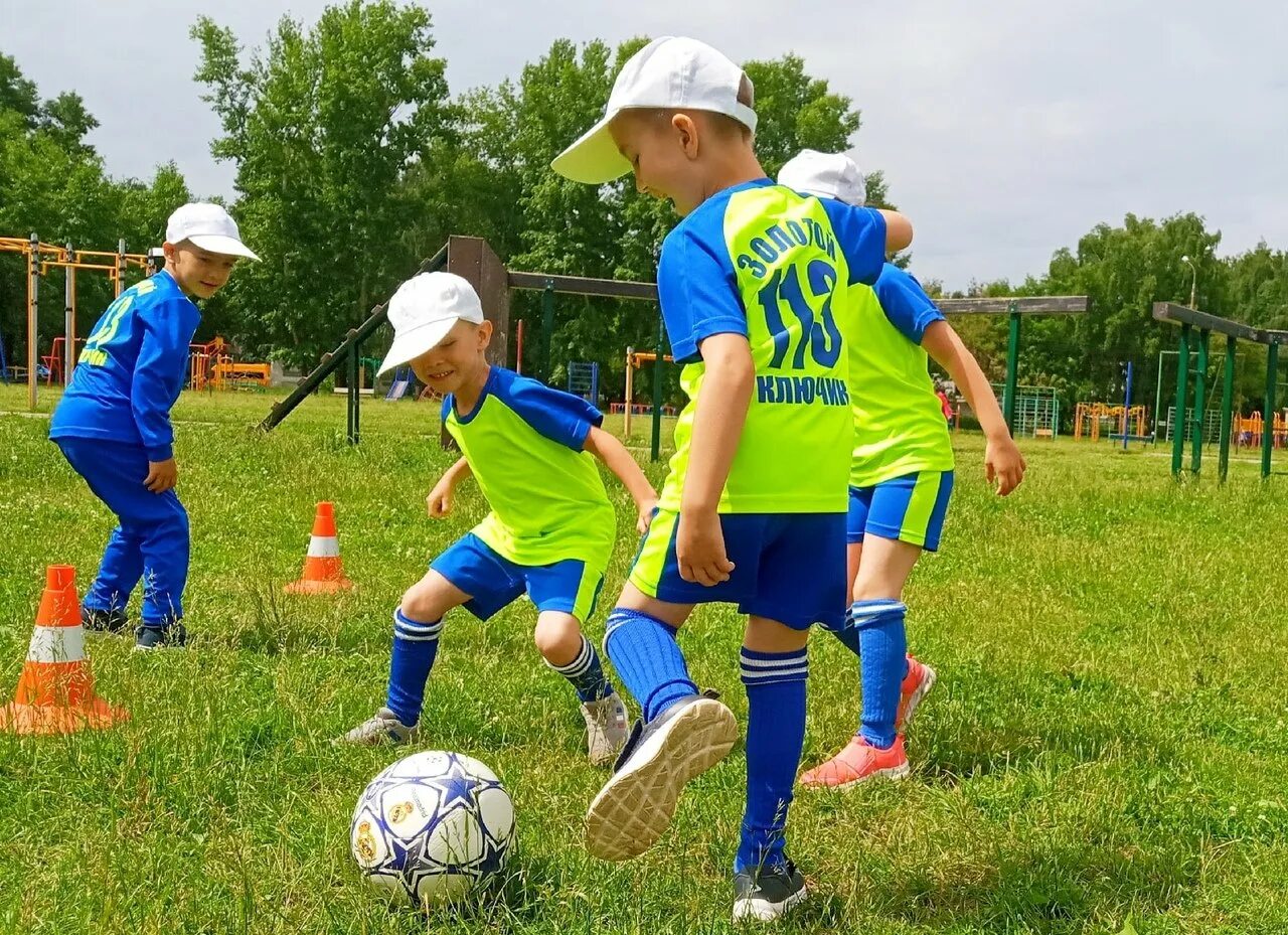 Игра в футбол длится. Дутибол в детском саду. Футбол дети. Футбол для детей дошкольного возраста. Спортивные игры для детей.