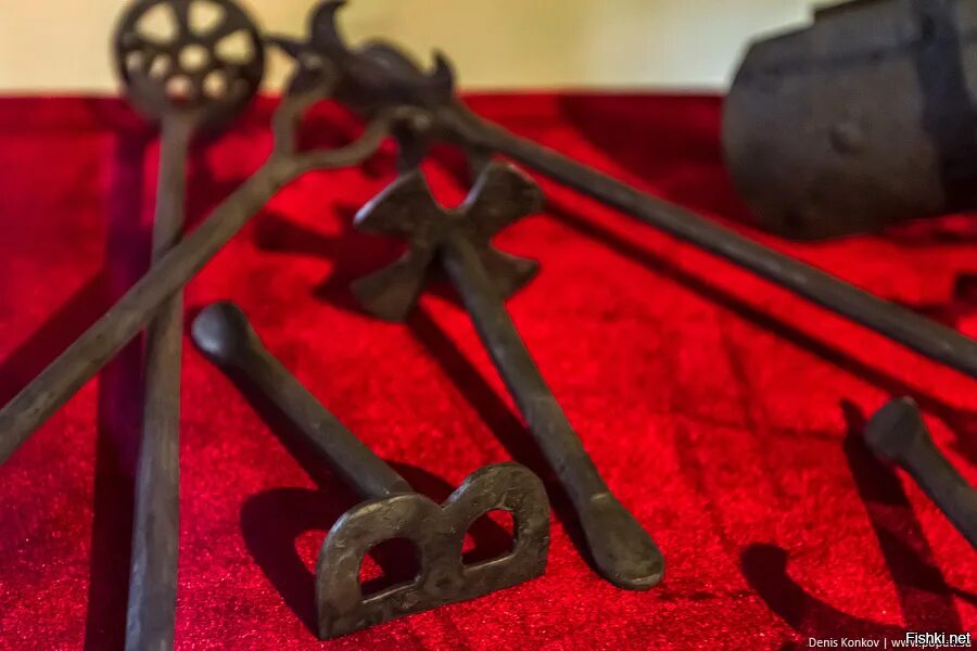 Наказания 8 букв. Средневековое клеймо. Старые инструменты для пыток. Клеймо в средневековье. Средневековые пыточные инструменты из металла.
