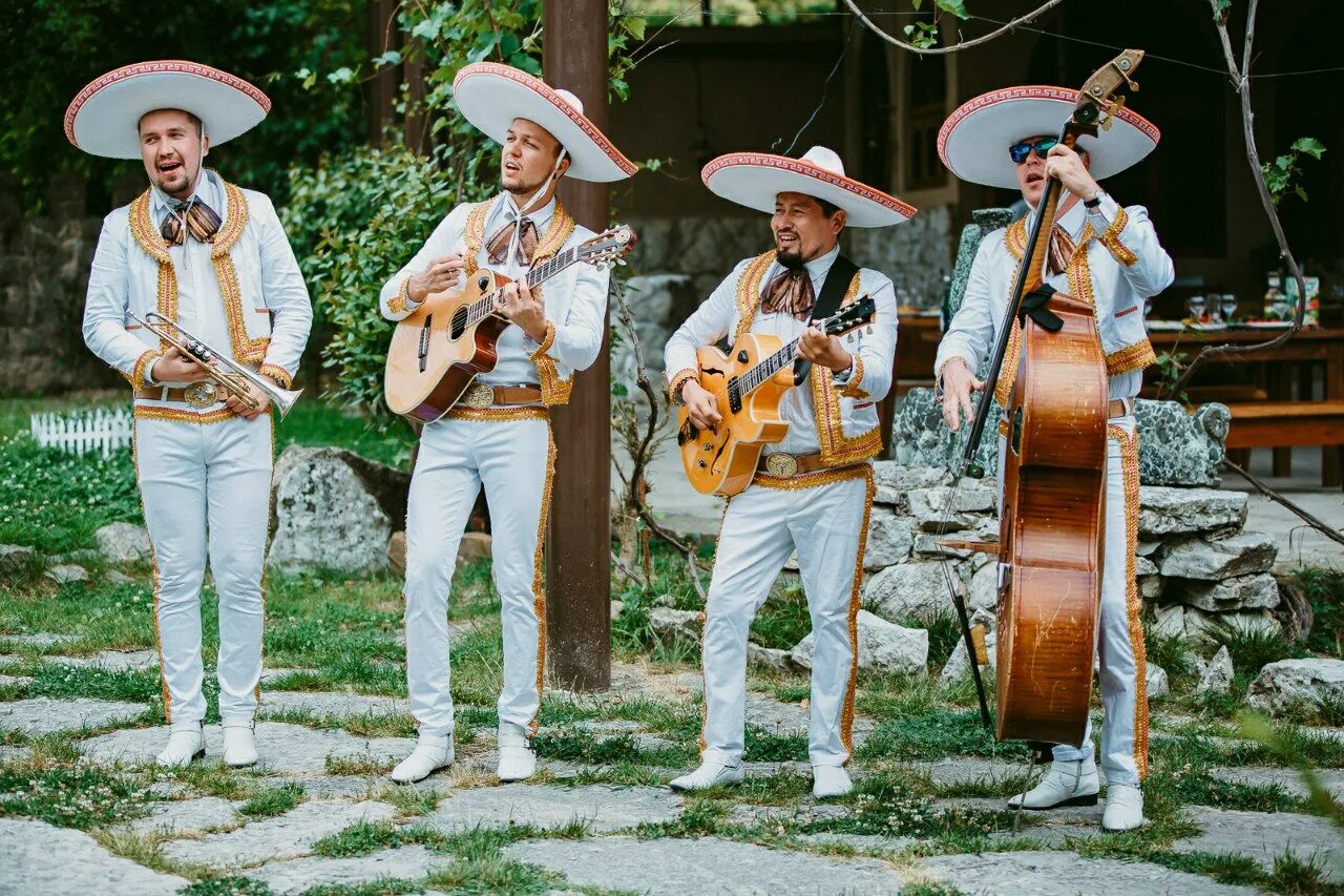 Мексиканский ансамбль мариачи. Мексиканский ансамбль мариачи. Мексиканец в шляпе с гитарой. Гитаррон мексика. Мексиканский ансамбль мариачи.