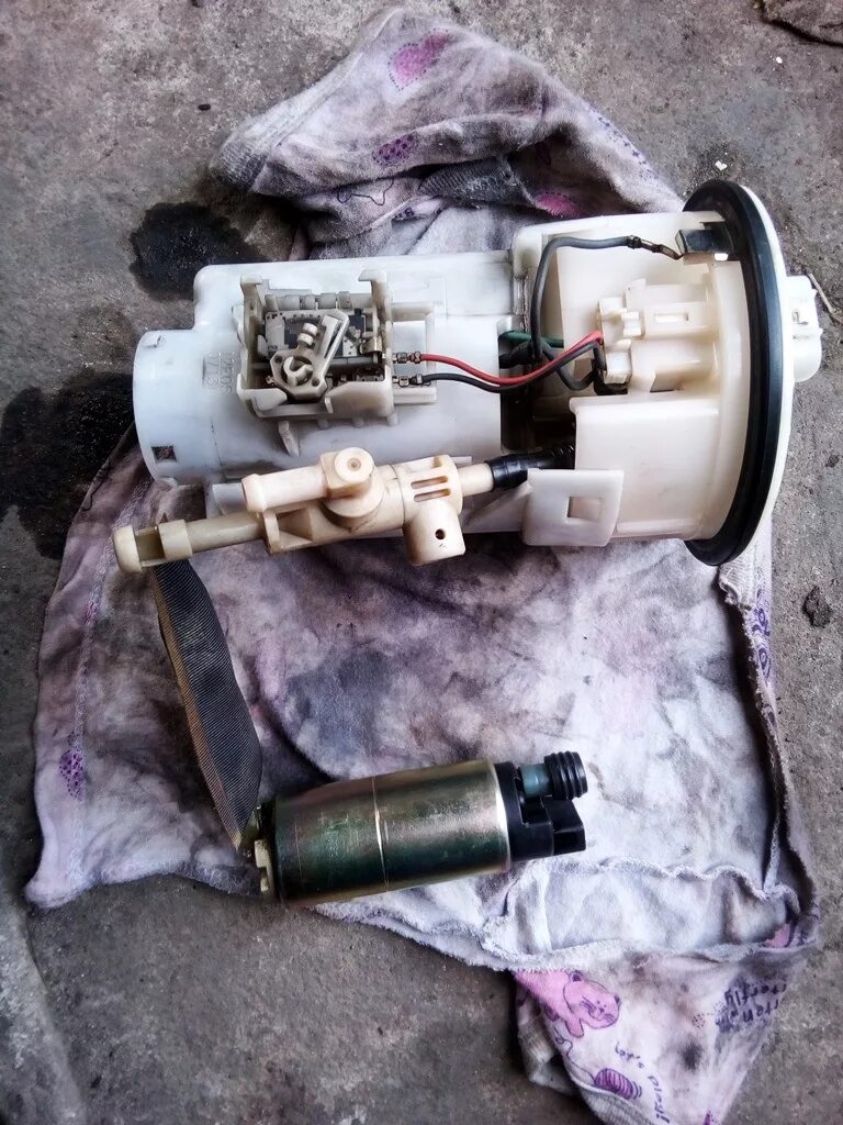 Топливный фильтр тойота рав 4 2008. Фильтр бензонасоса тойота рав 4 4. Замена топливного насоса рав 4. Топливный насос рав 4 1 поколения. Топливный насос рав 4 2006.