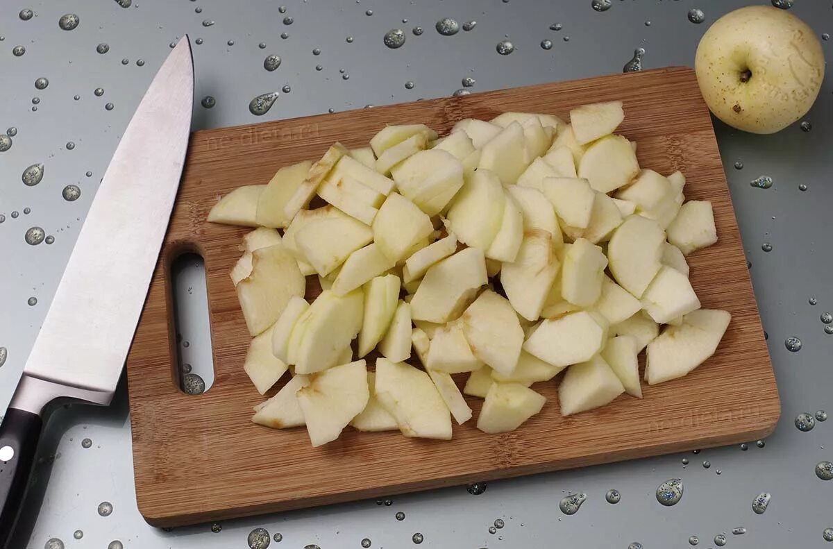 Яблоки кусочки рецепт. Нарезанные яблоки. Яблоки нарезанные ломтиками. Нарезка ломтиками яблоки. Порезанное яблоко.