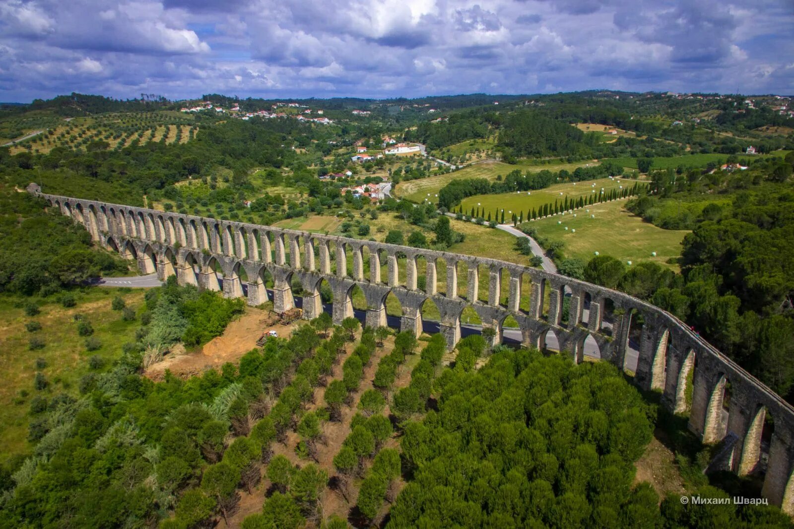 Виадук древний рим. Акведук пон-дю-гар. Римский мост акведук крым. Акведук в риме. Сооружение акведуков.