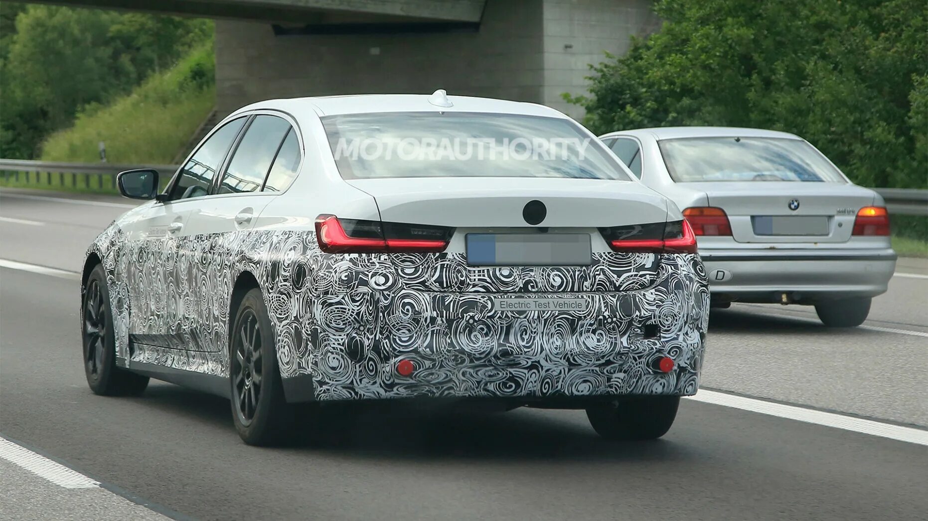 Series 2022. БМВ 3 серый Бернина. BMW 3 серии электрическая версия.