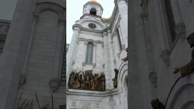 Храм христа спасителя метро кропоткинская. Храм христа спасителя метро кропоткинская. Кропоткинская храм христа выход. Набережная у храма христа спасителя. Кропоткинская храм христа выход.