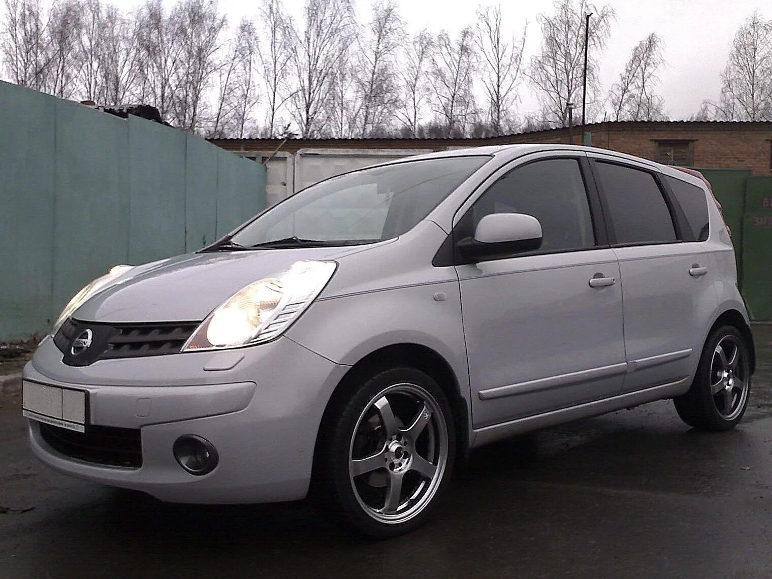 Диски ноут. Nissan Note e11 2008. Nissan Note диски r16. Nissan Note на литье. Ниссан ноут r16.