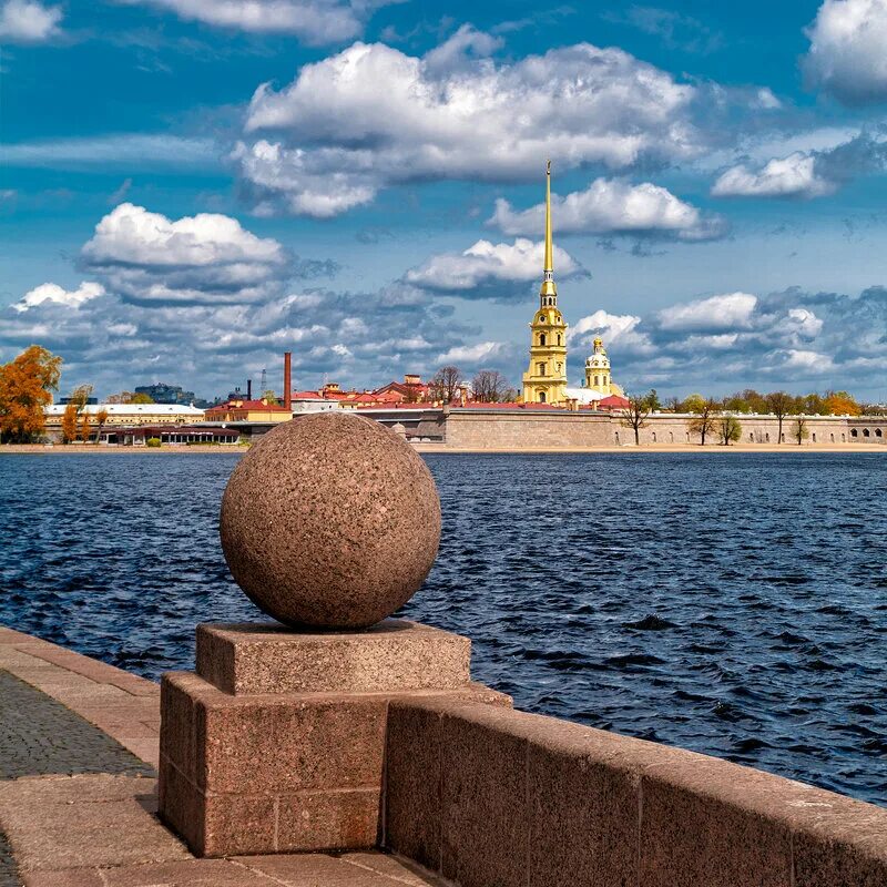 Первые достопримечательности санкт петербурга. Санкт Петербург стрелка Васильевского острова Санкт-Петербург. Стрелка Васильевского острова памятник. Санкт-Петербург стрелка Васильевского острова памятник. Стрелка Васильевского острова, Адмиралтейство а.д. Захарова..