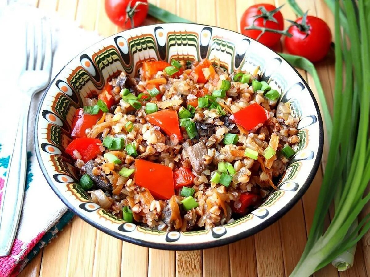 Гречка с тушеными овощами. Гречневая каша с овощами. Гречка по-купечески с овощами. Гречка с овощами на сковороде. Гречка с овощами в духовке.