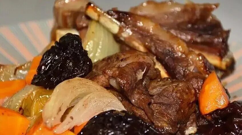 Гарнир к свинине с черносливом. Мясо кролика тушеное. Стейки с черносливом. Ребра в черносливе. Тушеное ребро телятина.