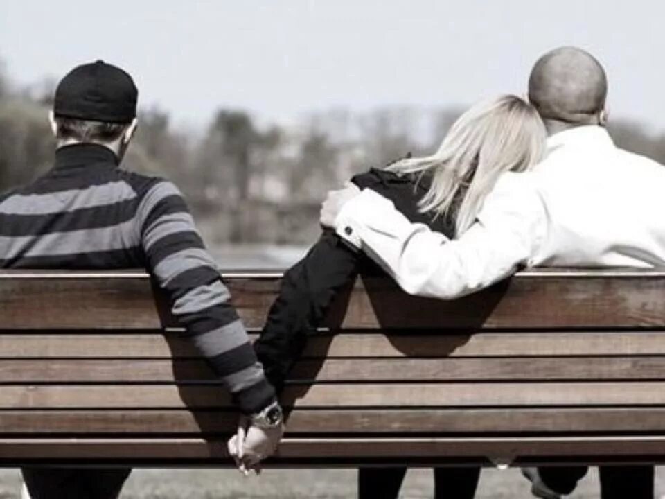 Парень на скамейке. Пара на скамейке. Любовный треугольник. Мужчина и женщина на скамейке. Двое мужиков и женщина