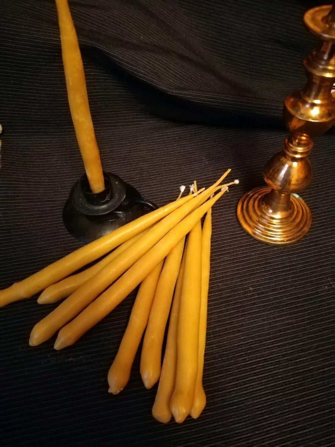 Наплывы на церковных свечах. Свечи крученые восковые. Поджигание свечи. Большие свечи в церкви. Перевернутая свеча в церкви.