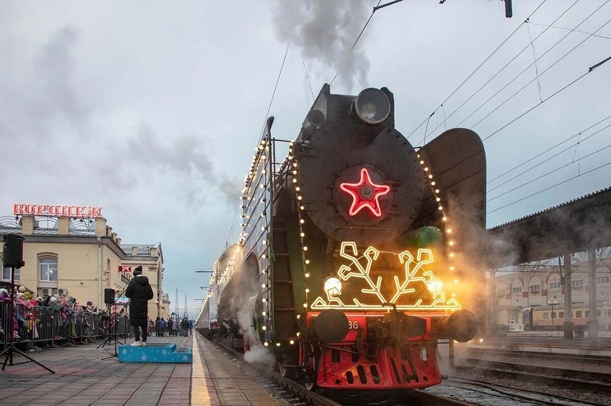 Новогодний поезд. Новый год в поезде. Новогодний поезд Деда Мороза. Новогодний поезд Воронеж.