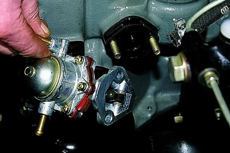 Бензонасос ваз 2110 карбюратор. Топливный насос нива 21213 карбюратор. Крепление бензонасоса ваз 2107. Топливный насос ваз 2106 карбюратор. Расположение бензонасоса ваз 2107.