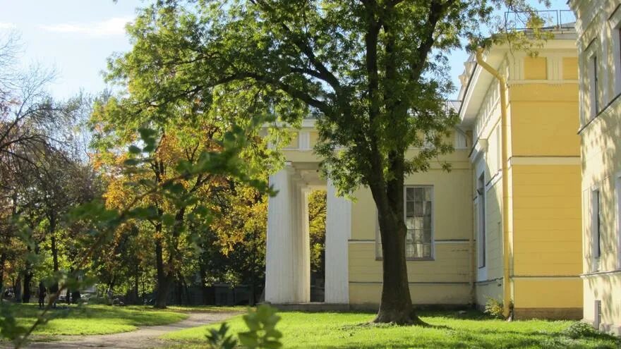 Васильевский сад академии художеств. Сад академии художеств на васильевском острове. Сад академии художеств в санкт-петербурге. Сад академии художеств на васильевском острове. Академический садик у академии художеств.