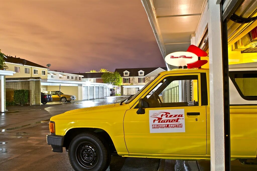 Фургон планета пицца дисней. Pizza planet truck. Pizza planet pixar. Тачки тодд планета пицца. Тойота hilux 1990 планета пицца.