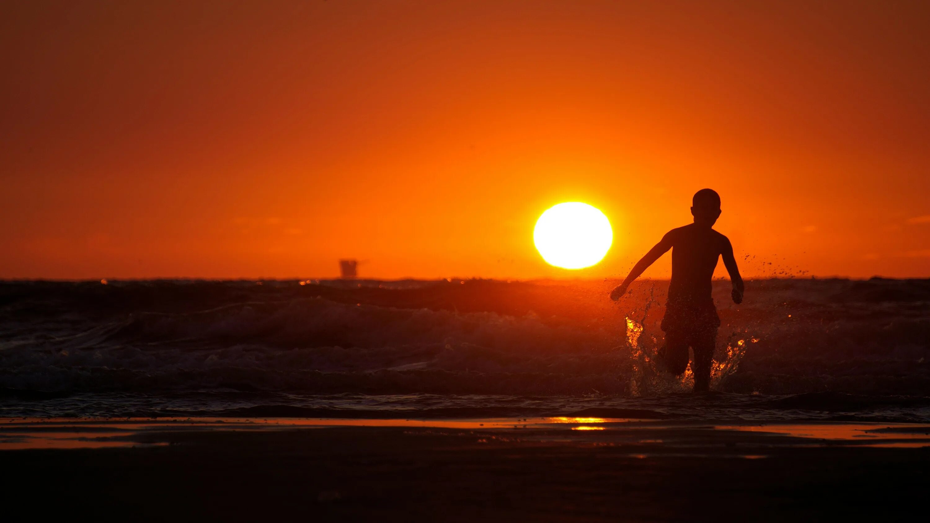 Sunrise boy. Мальчик на море. Красивая природа деревья атмосфера с людьми\. Sunrise boy. Sunrise boy.