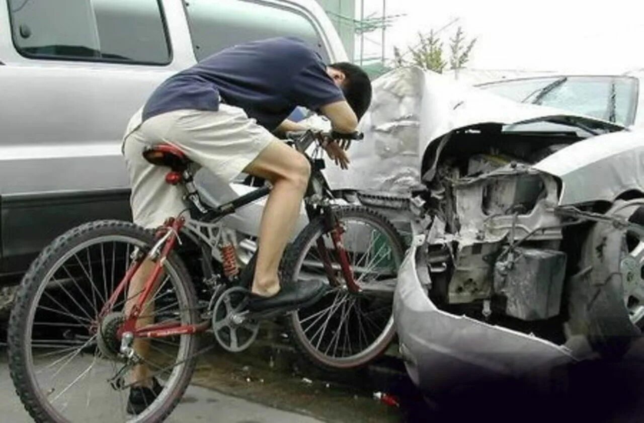 Велосипедист въехал. Велосипед врезался в машину. Велосипед помял машину. Китайский автомобиль и немецкий велосипед.