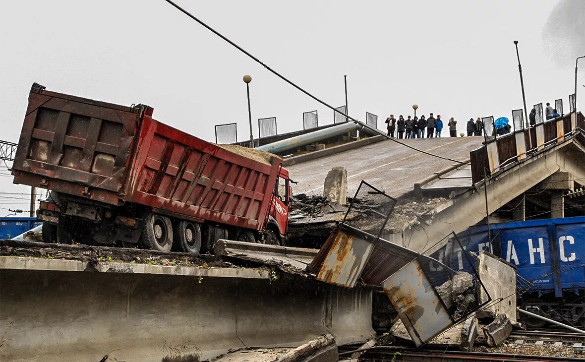 Какой мост обвалился. Разрушение моста. Разрушенные мосты в России. Обрушение моста. Разрушенный мост.