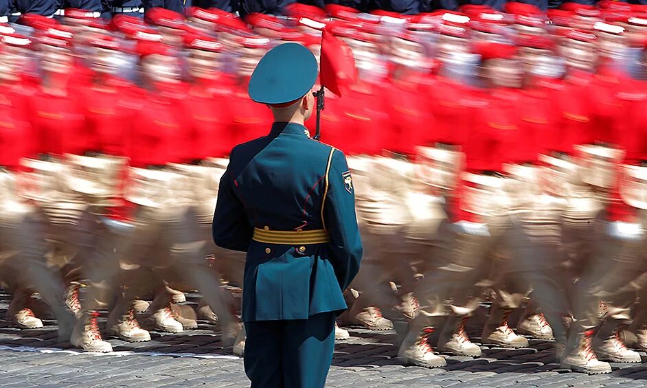 Шествие в красных платьях. Парад Победы Юбилейный. Историческое событие парад на красной. Волонтеры Победы на параде Победы красная площадь. Памятный парад