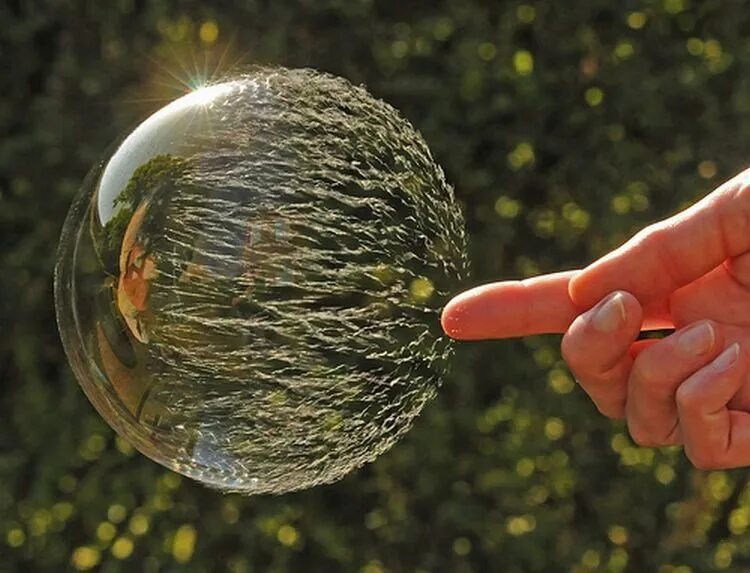 Лопнувшие пузырьки. Мыльные пузыри. Лопающийся пузырь. Шар лопается. Шар с водой лопается.