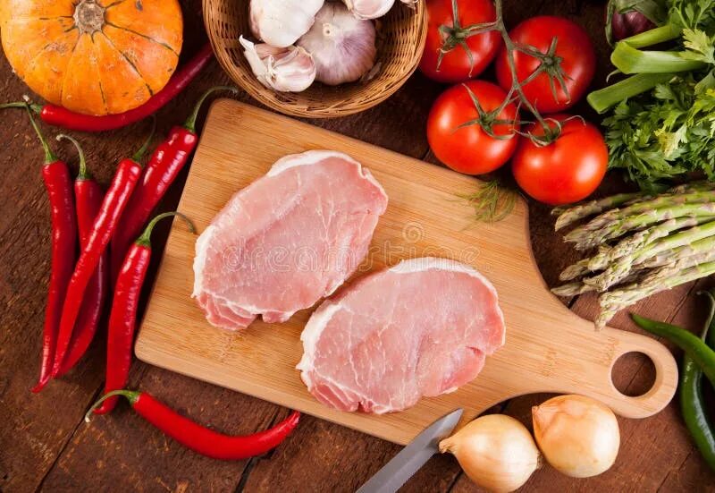 Сырое мясо с овощами. Мясо. мясо с овощами. свежее мясо.