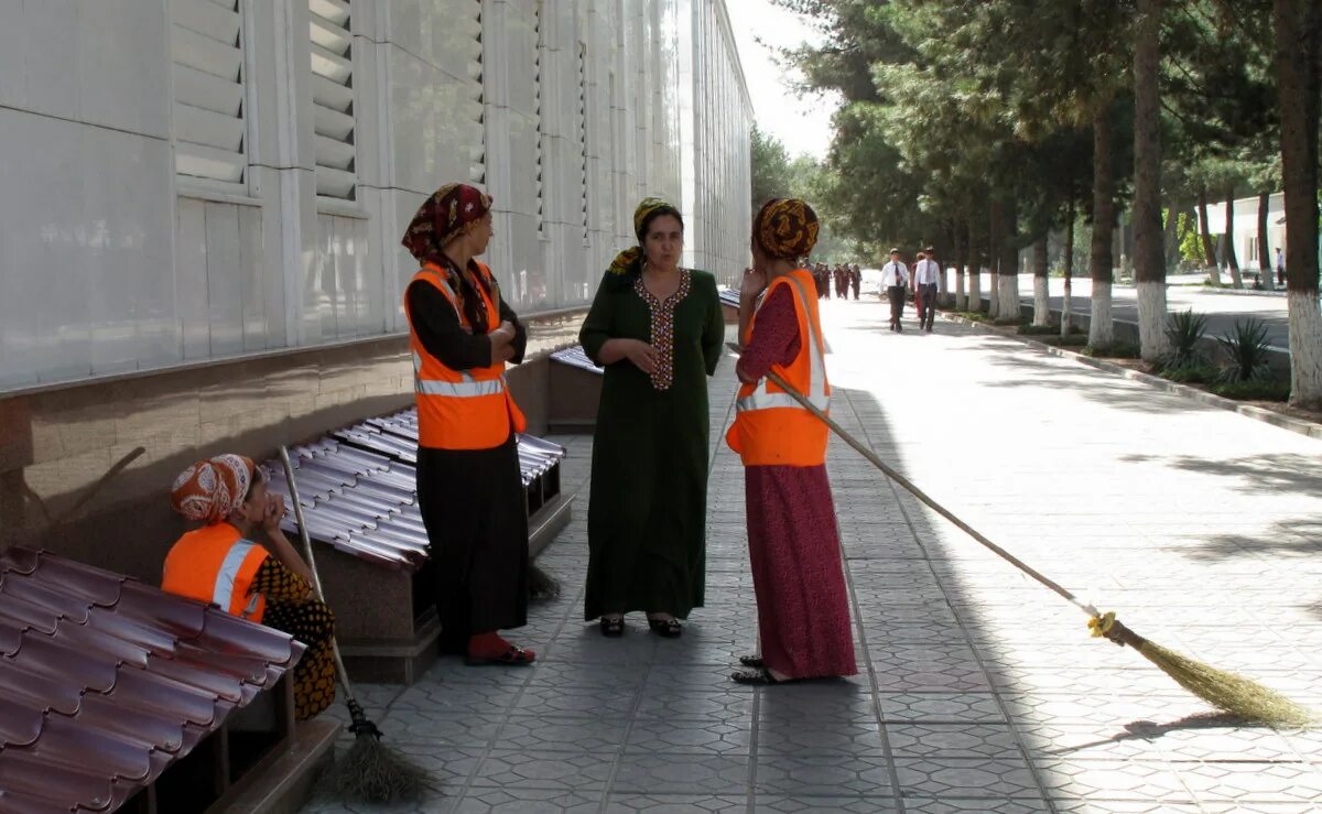 После сентябрь с мигрантам что будет. Мигрантки из Туркменистана. Гастарбайтеры женщины. Туркменки за границей. Туркменские гастарбайтеры.