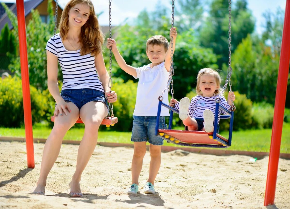 детские спортивные площадки. фотосессия на игровой площадке. игровая площадка для детей. счастливые дети на детской площадке. дети на площадке.