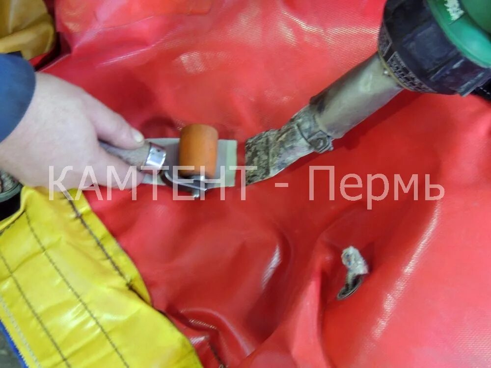 заклейка тентов. починить тент на прицеп. заплатка на тент прицепа. ремонт тента своими руками. тент ремонтный.